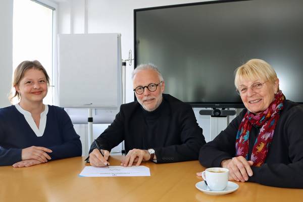Bürgermeister Matthias Müller unterschreibt im Beisein der 1. Vorsitzenden des Gleichstellungsbeirates Regina Grossart (rechts) und der Gleichstellungsbeauftragten Alexandra Mielke (links) die „EU-Charta der Gleichstellung“ .
